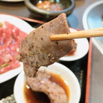 焼肉 わがんせ - 半タン：“タレ”にチョコンと漬けいただきます。上質な“お肉”の旨さ、柔らかく、とてもジューシーです。