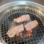 焼肉 わがんせ - 半タン：“塩味”は薄めながら、コリコリッとした食感、歯応えが良く、噛み締めればジュワーッと肉汁が口の中に溢れてきます。