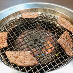 焼肉 わがんせ - 葉山石井牛ロース：程よく焼けたら端の方へと回避、ユックリといただきます。