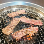 焼肉 わがんせ - 半国産牛カルビ：程よく焼けたらひっくり返し、両面に焼き目を付けつつ、内部に赤身を残すくらいの焼き加減にします。