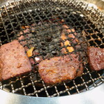 焼肉 わがんせ - 半レバー：“味噌ダレ”が白っぽくなったらひっくり返す、更にジックリと焼き、全体の面に焼き目がついたら、食べ頃、端の方へと回避します。