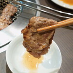 焼肉 わがんせ - 半国産牛カルビ：１枚目は何も漬けること無く、いただきます。噛み締めると“上質な脂”が、口の中に拡がっていきます。