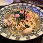 Taiyousanka - ◯パスタ マリナイオ¥1,250
                      …秋冬限定のメニューで、牡蠣、ほうれん草、ベーコンのスープスパゲッティ。
                      ニンニクと鷹の爪を使った、シンプルな塩味で参りました！プリップリの大きな牡蠣が4つ♪