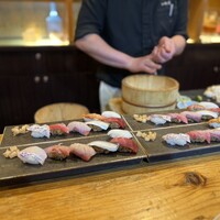 いわ志 本店 - 居酒屋風ですが、鮨が本格的です。我々のコースの最後は10貫くるのですが、一貫毎に提供していただけます。
