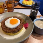 ハブモアカレー - 層の一番下　白いのがチーズソース