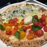 LITORANEO - ＜PIZZA＞  ブッラータチーズとカラフルトマトのマルゲリータ＆釜揚げしらすとねぎとモッツァレラのアンチョビソース　ハーフ＆ハーフ