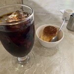 カフェテラス ポンヌフ - アイスコーヒーにプリン