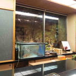 鮨柳屋 - カウンター越しに中庭が見える