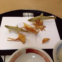 天ぷら 京星 - ワカサギの天ぷら。紅葉に見立て型抜きされたイモと一緒に。