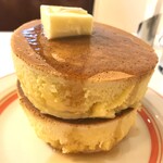 イワタコーヒー店 - バターをのせ、メイプルシロップをたっぷりかけます