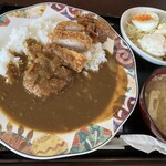 Kafeshokudou Midori - カツカレー／1,000円
                        ミニサラダ／300円