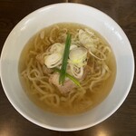 手打ち麺 やす田 - 黄金色に透き通ったスープ。