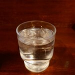 ビストロ コゥジィ - しっかりと氷が入ったお水を提供してくれます。