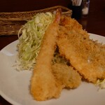 ビストロ コゥジィ - プリップリの"えびフライ"と"カキフライ"。