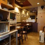 ビストロ コゥジィ - 店内左奥のテーブル席。右には一段上がった席もあります。