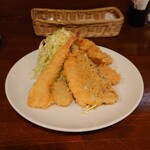 ビストロ コゥジィ - 今週のランチ、"サカナ"。アジ、イカ、ホタテ、えびフライ、1,100円。