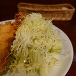 ビストロ コゥジィ - 和風ドレッシングが掛けられた"千切りキャベツ"。