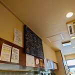 ビストロ コゥジィ - カウンター上の黒板メニュー。