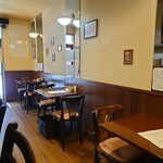 ビストロ コゥジィ - 玄関入ってすぐ左のテーブル席。