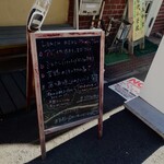 ビストロ コゥジィ - 玄関前の黒板ランチ・メニュー。