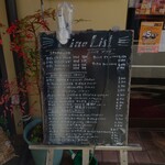 ビストロ コゥジィ - 玄関前のワイン・リスト。