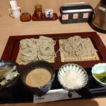 戸隠製粉 - 相盛りそば　左が戸隠そば、右が十割そば