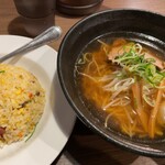 中華料理 金明飯店 - 炒飯ラーメンセット　¥930のはずですが、ランチ時は¥800？