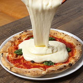 Full of surprises and fun! ``BENCIA Margherita'' with lots of cheese