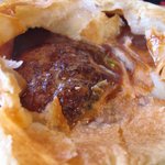 ティーポット - 山のハンバーグシチュー「パイ生地の中には大きなハンバーグがIN」