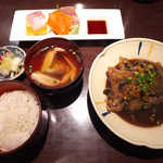 四季食菜　安田 - 〔日替ランチ〕銀タラのかま煮付け定食（￥800）。カニ汁というのもすごい