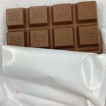 成城石井 - 料理写真:ドイツ・リッター社製のレーズン＆ヘーゼルナッツ　中身