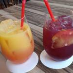 three meals a day - オレンジフラワークーラー(左)とグレープアップ(右)