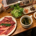 Yakiniku Oumigyuunikuten - 野菜サラダ　ナムル　ワカメスープ