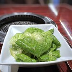 叙々苑 - サラダ・・コレ美味しい。見た目は普通ですけれど、お野菜はシャキシャキ感が残り、多分胡麻油を使用されていると思えるドレッシングが美味しいの。サラダでこんなに美味しいと思うことは少ないですね。