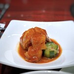 叙々苑 - キムチは3種。白菜は辛めですが、カクテキなどは丁度いい辛さでご飯と共に頂くと美味しい。