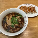 大阪王将 院庄店 - かしわとニラの中華そば790円と餃子220円(餃子の日の特価)