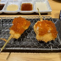 串揚げ アガルコメ。 恵比寿店 - サーモンのイクラおろしがけ 各330円
                      2023年12月11日