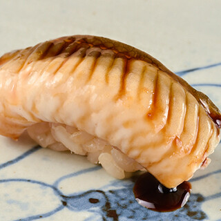 We are also proud of our melt-in-your-mouth conger eel. Enjoy seasonal dishes with a variety of alcoholic beverages.