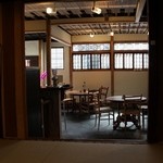 Naramachi Mura - すりガラスから差し込むやわらかな日差しに包まれた店内