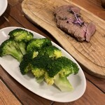 筋肉食堂 - ブロッコリーとハラミ