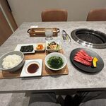 Yakiniku Kururi - 暫く待つと注文したカルビランチ１３５０円が運ばれてきました。