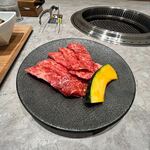 Yakiniku Kururi - カルビは「ともバラ」と「ソトバラ」を使用した綺麗なお肉が１００ｇです。