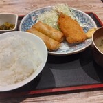 Koikina Daimatsu - いわしフライ+春巻2丁定食