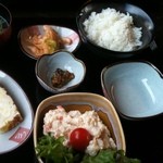 白卵懐 - 基本の卵、朝鮮漬け、ごはん、玉子焼き、味噌汁のセット（５５０円）にサイドのポテトサラダ（２００円）と三升漬け（１００円）