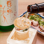 酒処 新天地 - 日本酒注ぐ