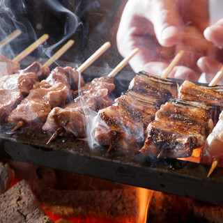 A variety of snacks galore! “Yakitori (grilled chicken skewers)” and “Grilled offal” are recommended