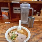 Tsukemen Tetsu - こちらのカウンターはゆったりしています。