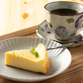 Homemade recipe cake during cafe time, and Izakaya (Japanese-style bar) menu at night♪