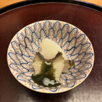日本料理 太月 - 量少なめコース２３１００円。蝦夷鮑と蕪の煮物。アッサリ昆布出しと肝ソースで仕上げています。