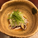 日本料理 太月 - 量少なめコース２３１００円。フグ湯引き。厚く切った刺身と皮を湯引きし、酸味の穏やかなポン酢をかけ、芽葱を散らしています。